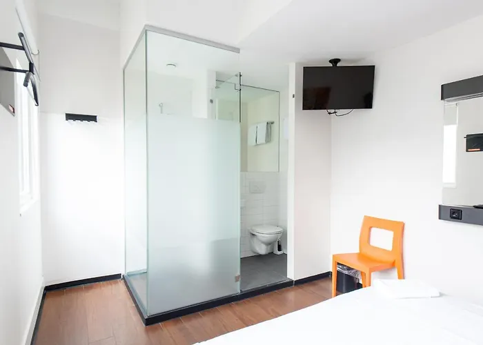 ホテル Easyhotel Centre South 2*